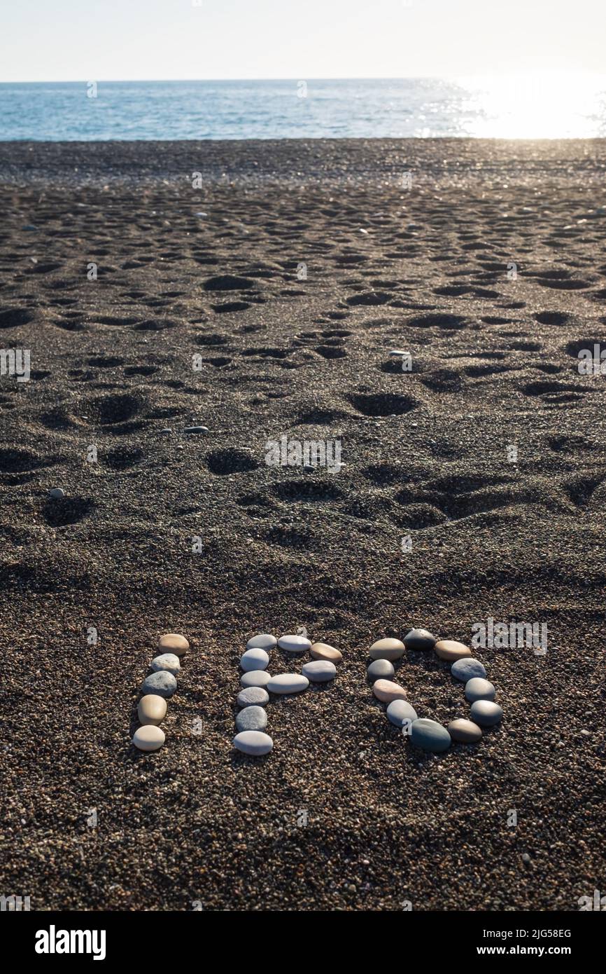 IPO Abkürzung durch Steinbuchstaben am Sandstrand. Der Börsengang ist ein erster öffentlicher Börsengang Stockfoto