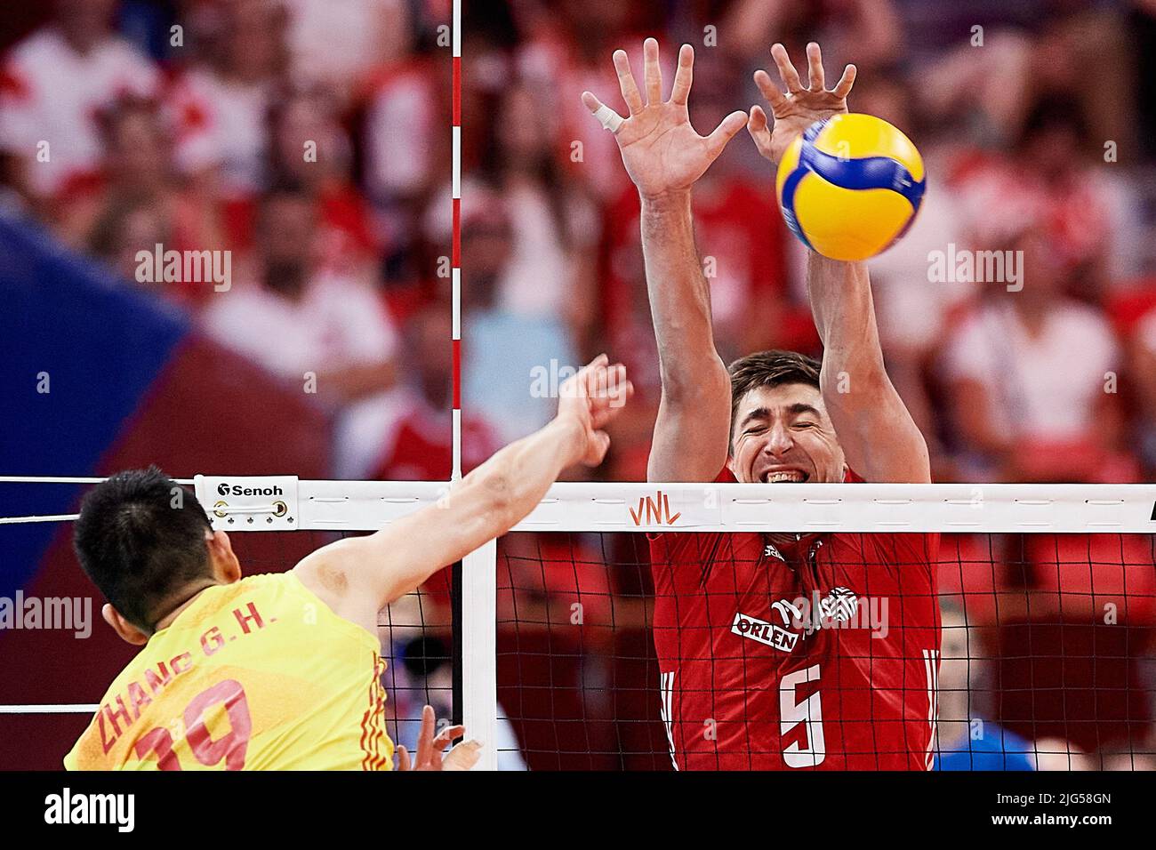 Danzig, Polen. 07.. Juli 2022. Lukasz Kaczmarek (R) aus Polen und Zhang Guanhua (L) aus China während des Spiels der FIVB Volleyball Nations League 2022 zwischen Polen und China in Danzig, Polen, am 07. Juli 2022. Quelle: PAP/Alamy Live News Stockfoto