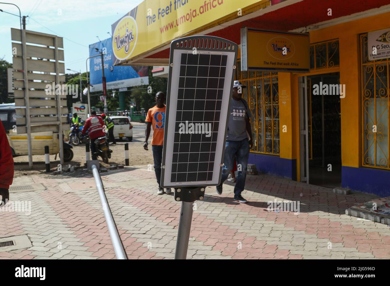 Eine nicht installierte Solar-Straßenleuchte im zentralen Geschäftsviertel. Die Regierung von Nakuru County mit Unterstützung der Weltbank installiert Solar-Straßenlaternen, um die Sicherheit der Stadt zu verbessern. Die solare Straßenbeleuchtung ist umweltfreundlich, sie nutzt erneuerbare Energie aus der Sonne und trägt daher nur wenig CO2-Emissionen bei, die für den Klimawandel verantwortlich sind. Stockfoto