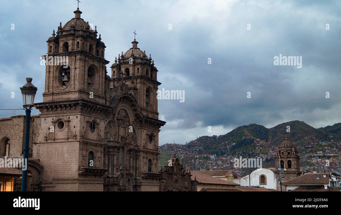 Koloniale Kirche mit Regenwolken Hintergrund Stockfoto