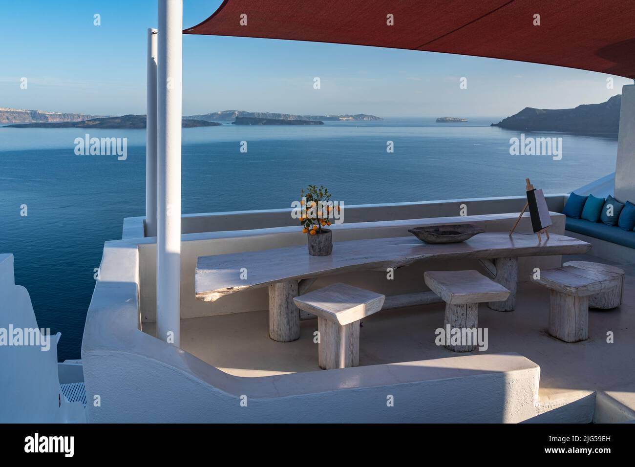 Ein Haus in Oia mit einem atemberaubenden Blick von der Terrasse auf Santorinis Caldera, Oia, Griechenland Stockfoto