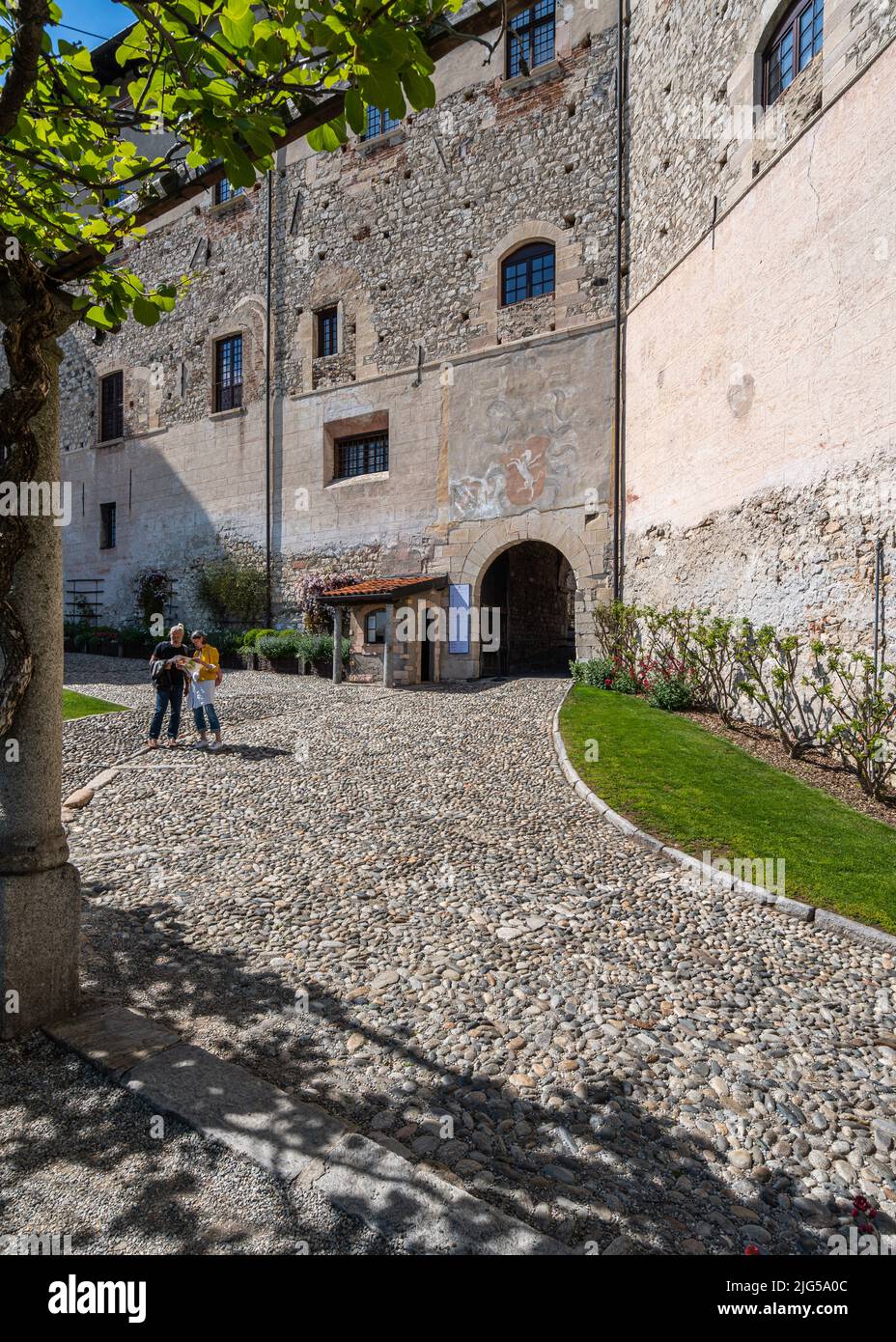 Der Eingang von Rocca d'Angera, einer berühmten mittelalterlichen Burg am Ufer des Lago Maggiore. Angera, Lombardei, Italien, April 2022 Stockfoto