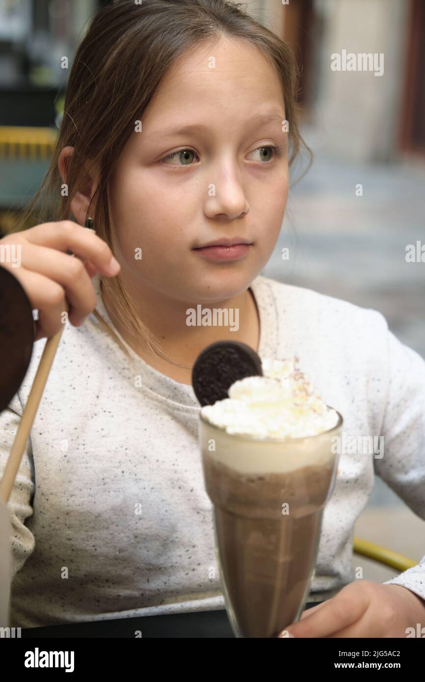 Ein Mädchen mit einem Cocktail in einem Café Stockfoto