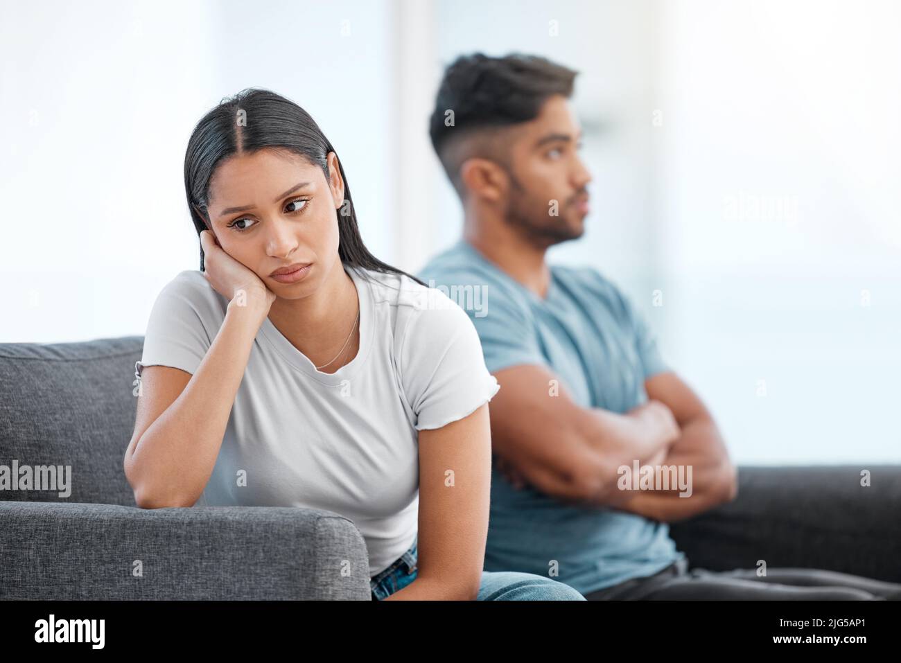 Ich bin überhaupt nicht glücklich. Aufnahme eines jungen Paares, das zu Hause auf dem Sofa sitzt und sich nach einem Kampf ignoriert. Stockfoto