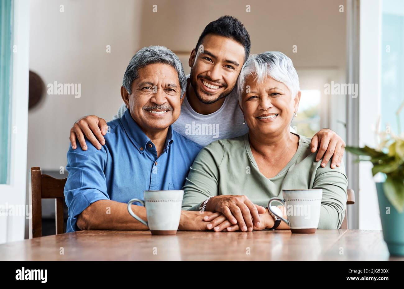 Wir beginnen unseren Morgen richtig. Aufnahme eines jungen Sohnes, der zu Hause Zeit mit seinen Eltern verbringt. Stockfoto