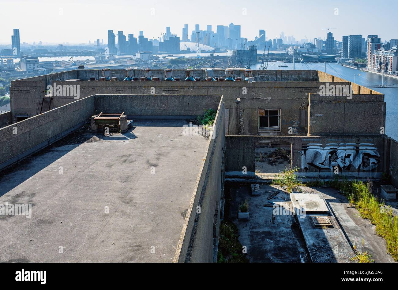 Blick auf die Skyline von East London vom Millennium Mills Rooftop, einer verrohlten Mühle in Silvertown, East London, England. Stockfoto