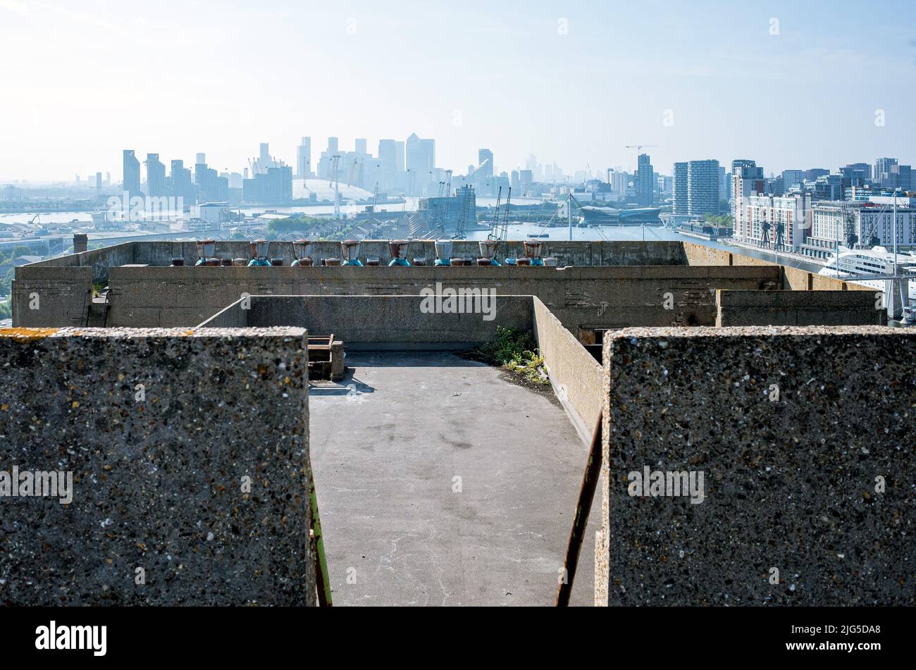 Blick auf die Skyline von East London vom Millennium Mills Rooftop, einer verrohlten Mühle in Silvertown, East London, England. Stockfoto