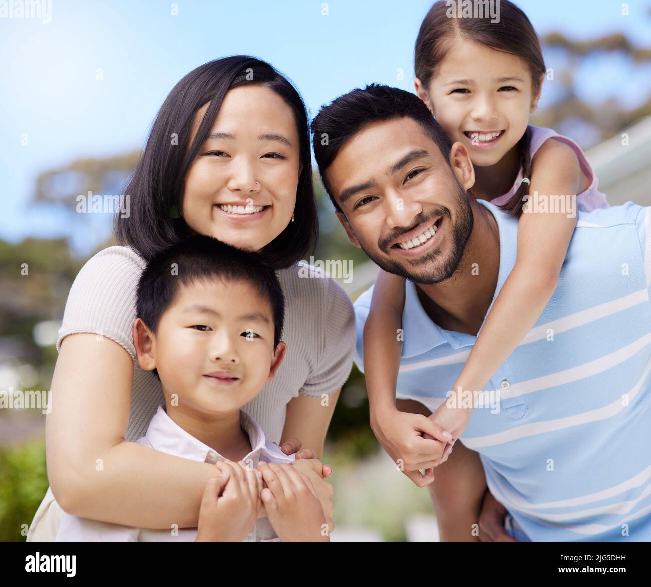 Das ist wahres Glück. Aufnahme einer jungen Familie, die zu Hause in ihrem Garten Zeit zusammen verbringt. Stockfoto