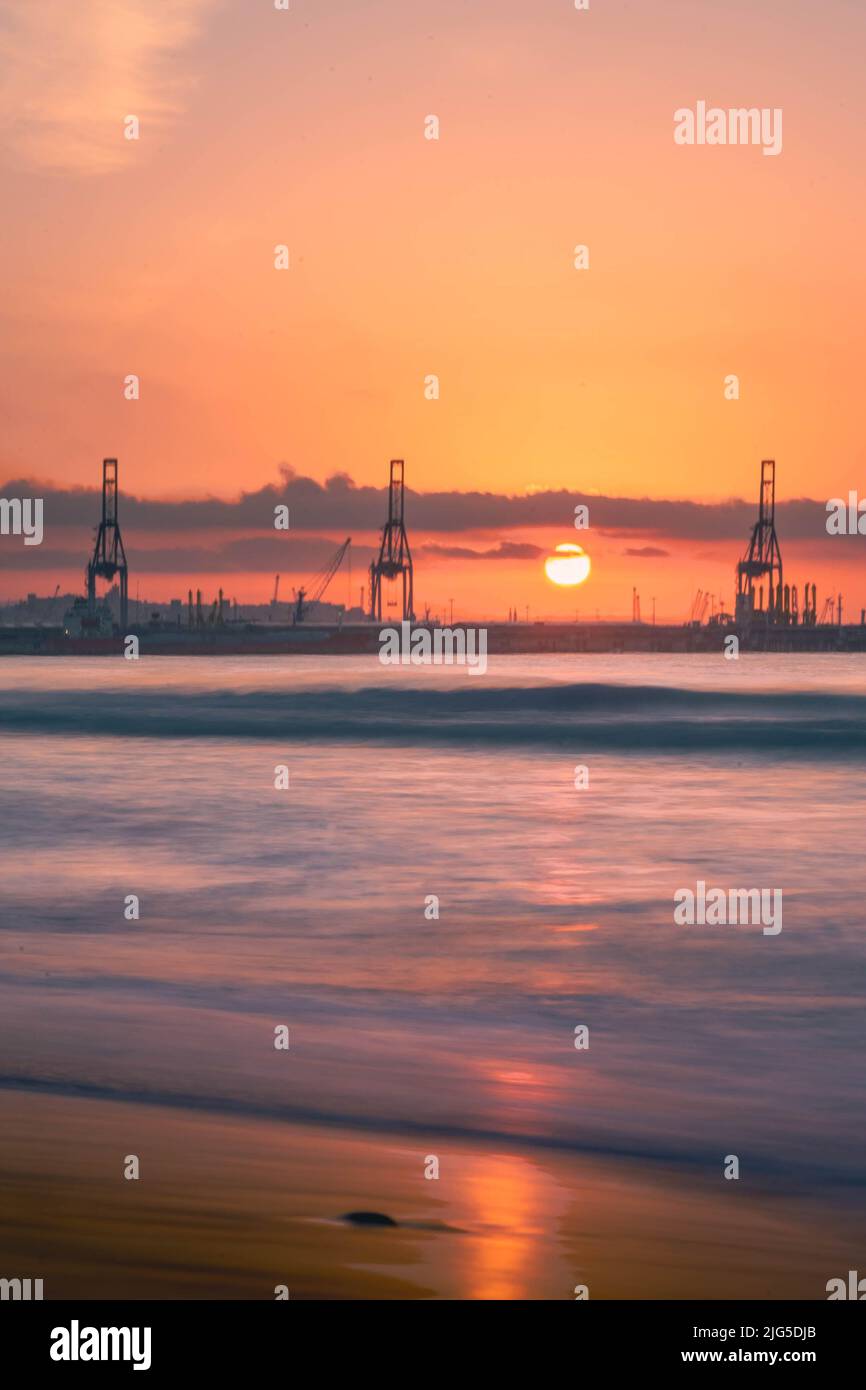 Sonnenaufgang am Strand des Mittelmeers Stockfoto