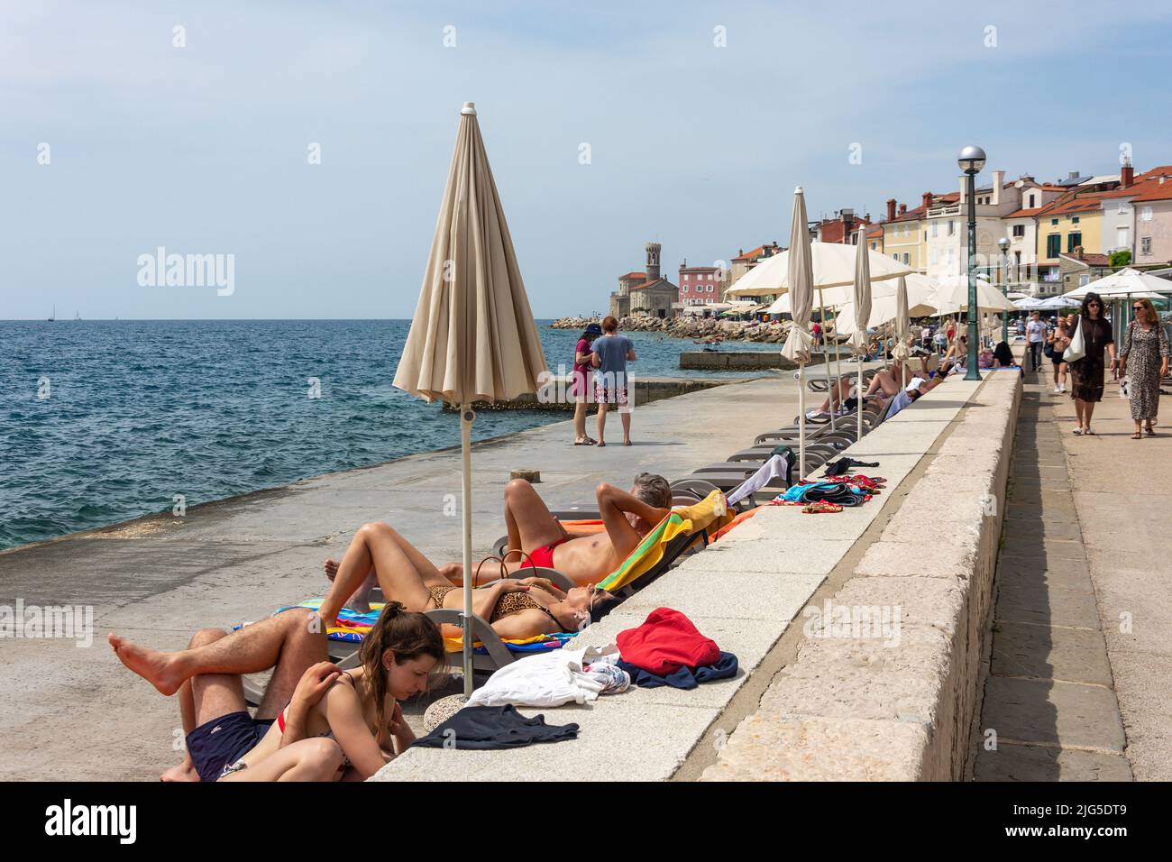 Öffentlicher Strand, Presernovo nabrezje, Piran (Pirano), Slowenisches Istrien, Slowenien Stockfoto