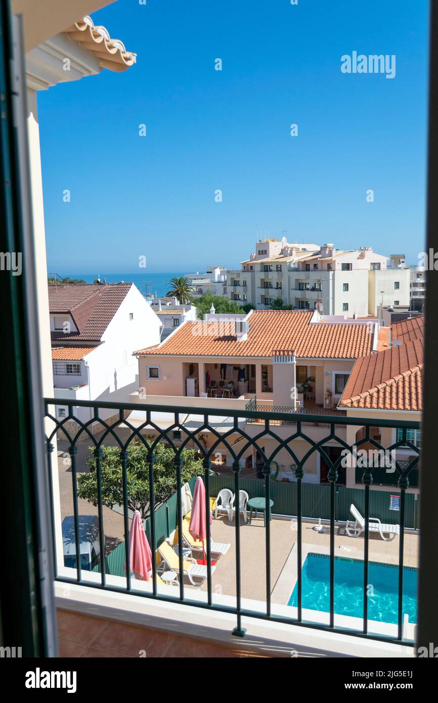 Fensterblick auf das Meer und den Pool, Algarve-Ferien in Portugal, Urlaub und Sommer, Albufeira. Blick vom Balkon auf die Ferien und die Ferien. Stockfoto
