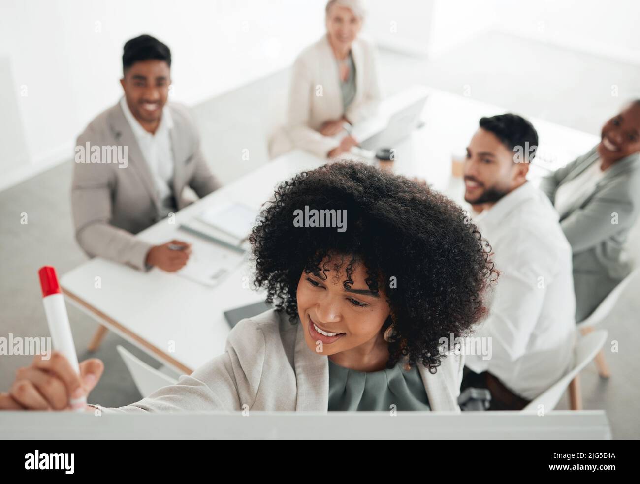 Shes hat einen hellen Geist. Aufnahme einer jungen Geschäftsfrau, die während eines Arbeitstreffens auf einem Whiteboard schreibt. Stockfoto