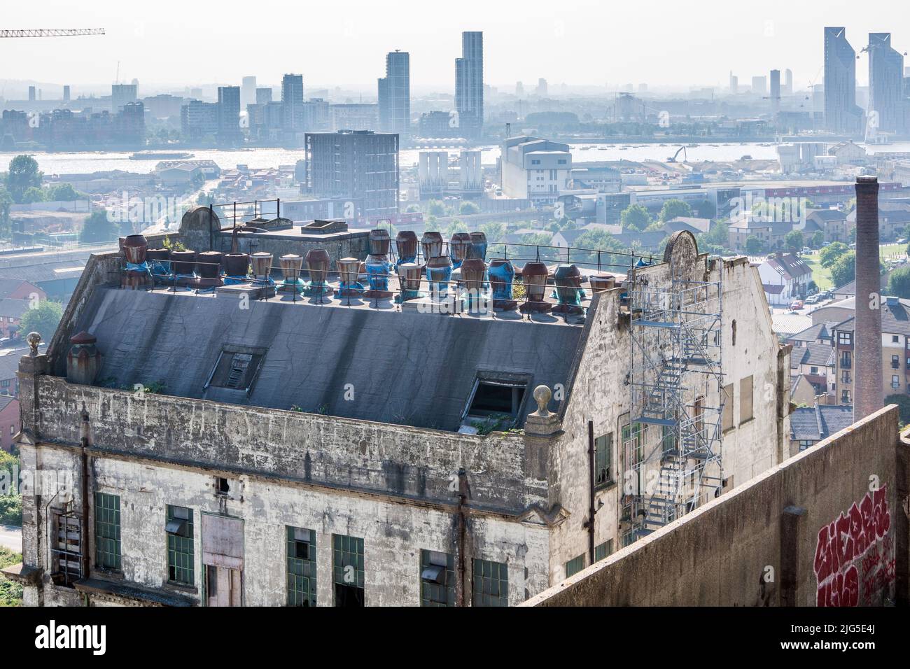 Blick von der Dachterrasse vom verrottenden Gebäude der Millennium Mills in Richtung Woolwich über die Themse in Silvertown, Newham, East London Stockfoto