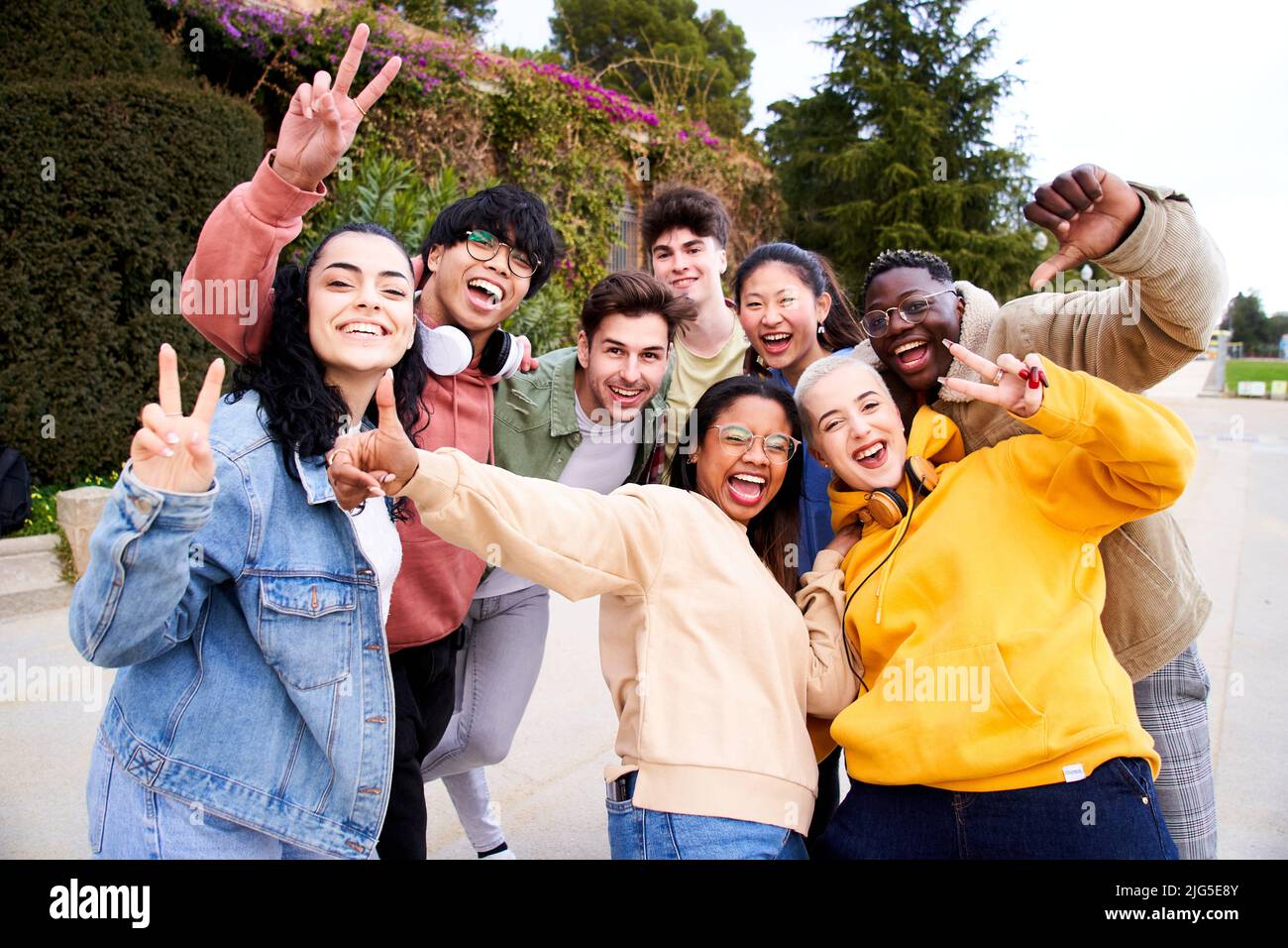 Große Gruppe von fröhlich motivierten und aufgeregt jungen Freunden, die Selfie-Portrait. Glückliche Menschen, die lächelnd auf die Kamera blicken. Konzept der Gemeinschaft Stockfoto