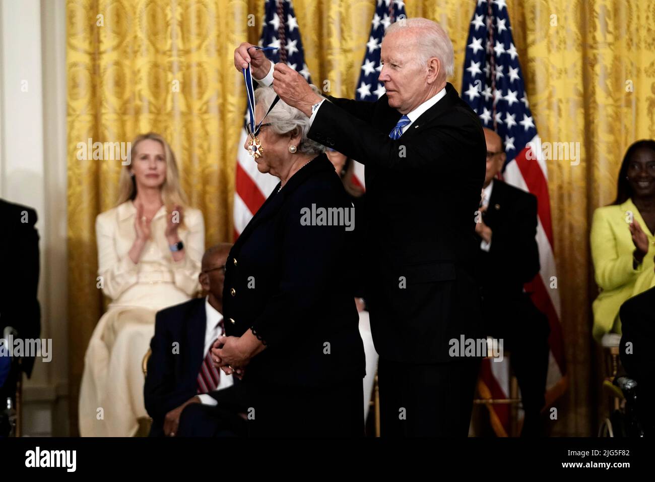 Der US-Präsident Joe Biden verleiht am Donnerstag, den 7. Juli 2022, der ersten hispanischen Frau, die als College-Präsidentin dient, und 16 weiteren Empfängern im East Room des Weißen Hauses in Washington, DC, die Presidential Medal of Freedom an Dr. Julieta Garcia. Kredit: Ken Cedeno/Pool über CNP Stockfoto