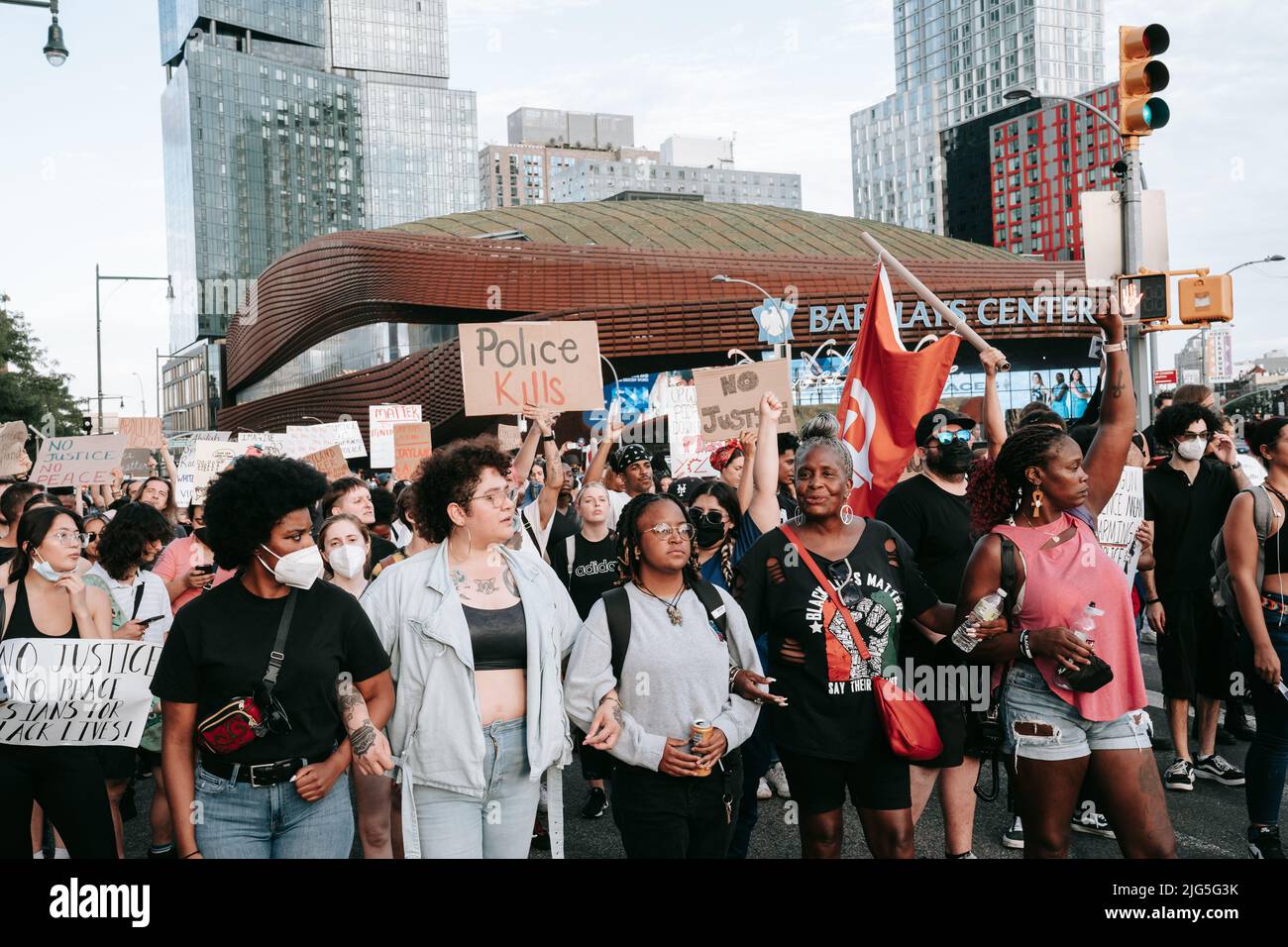 Juni 6 2022 New Yorker Basisorganisatoren marschieren, um die Rechenschaftspflicht der Strafverfolgungsbehörden für das Erschießen und Töten von Jayland Walker in Akron, Ohio, zu fordern. Stockfoto