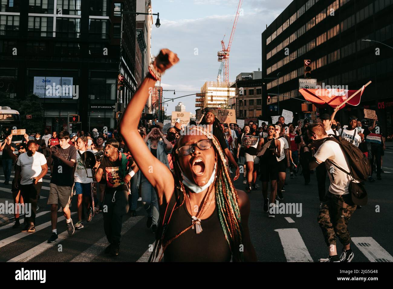 Juni 6 2022 New Yorker Basisorganisatoren marschieren, um die Rechenschaftspflicht der Strafverfolgungsbehörden für das Erschießen und Töten von Jayland Walker in Akron, Ohio, zu fordern. Stockfoto