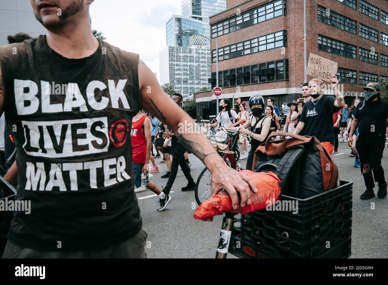 Juni 6 2022 New Yorker Basisorganisatoren marschieren, um die Rechenschaftspflicht der Strafverfolgungsbehörden für das Erschießen und Töten von Jayland Walker in Akron, Ohio, zu fordern. Stockfoto