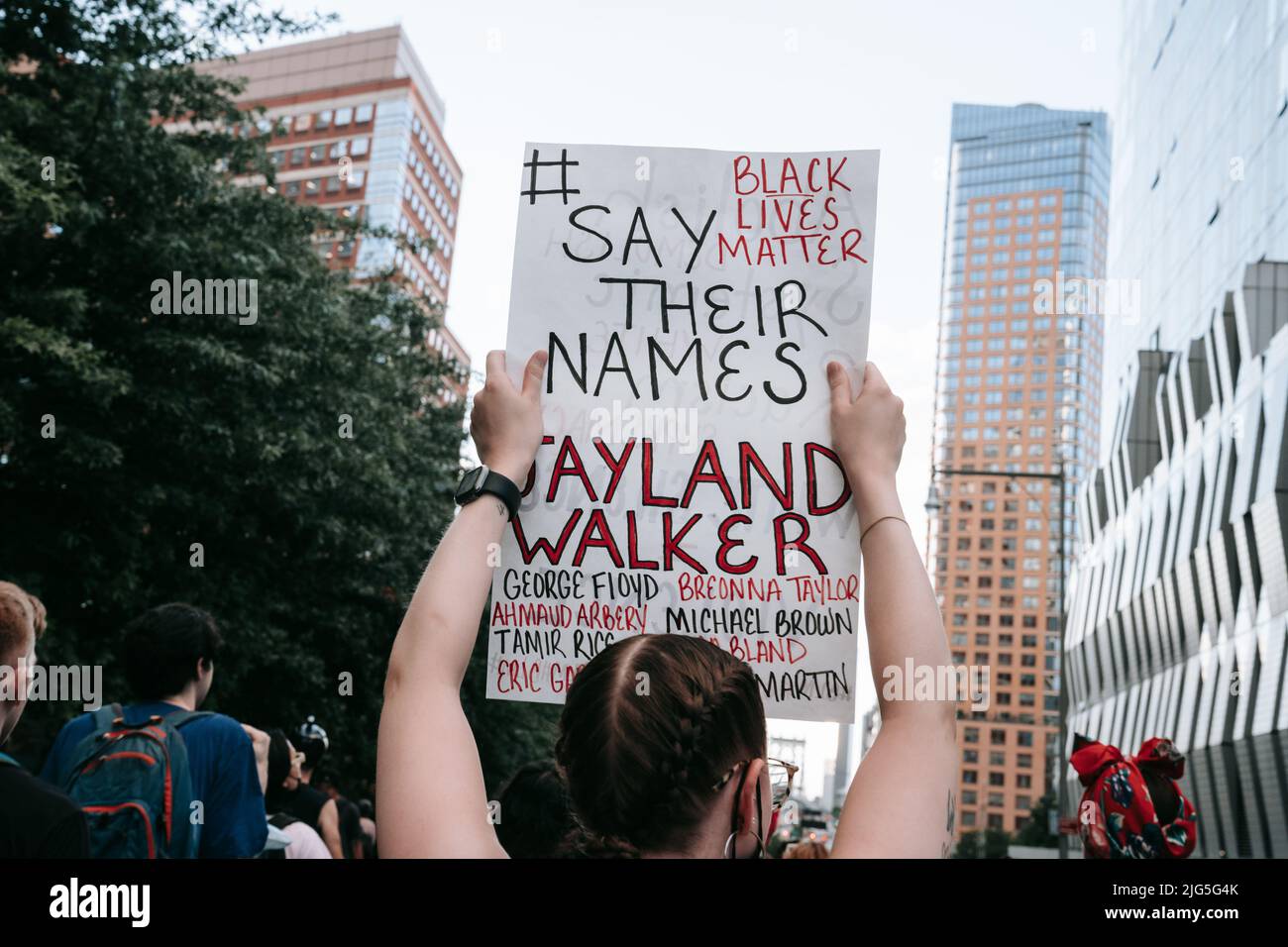Juni 6 2022 New Yorker Basisorganisatoren marschieren, um die Rechenschaftspflicht der Strafverfolgungsbehörden für das Erschießen und Töten von Jayland Walker in Akron, Ohio, zu fordern. Stockfoto