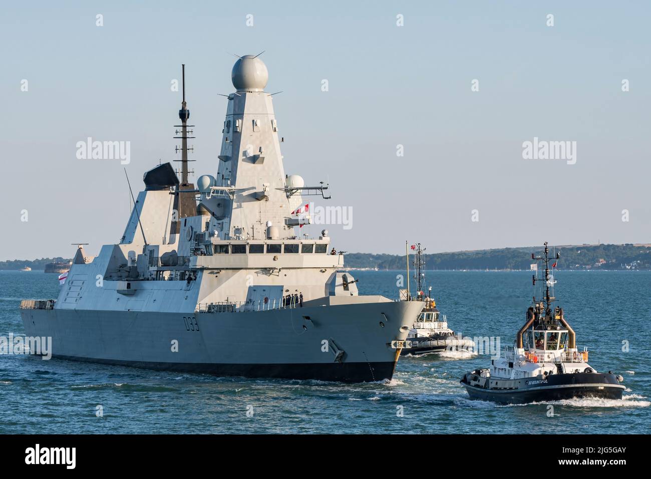 Die Royal Navy Luftverteidigungszerstörerin HMS Dauntless (D33), die am Abend des 7.. Juli 2022 nach Seeversuchen nach Portsmouth, Großbritannien, zurückkehrt. Stockfoto