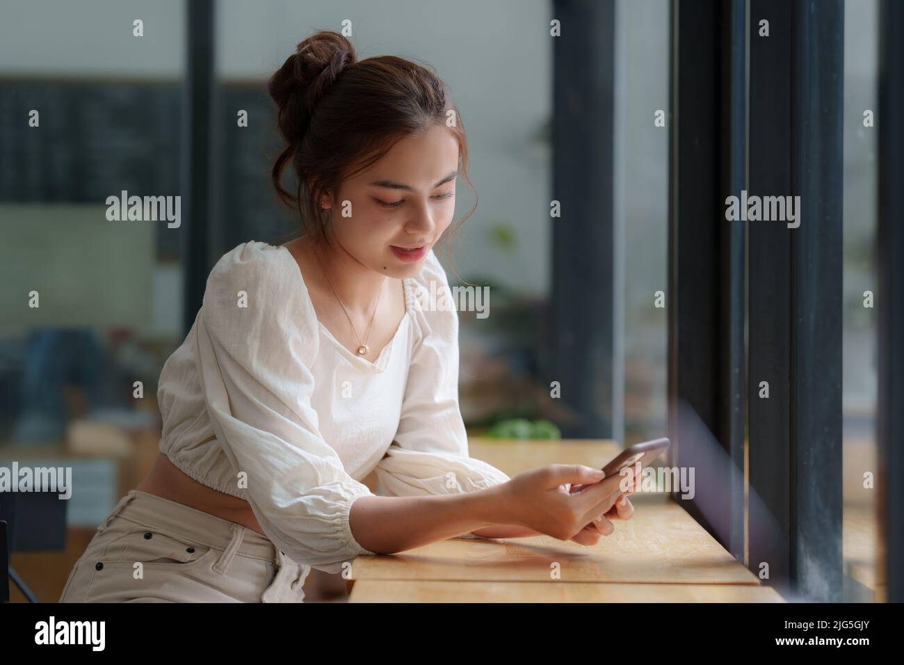 Business Woman schließt KYC mit einem Online-Banking-Programm ab, um ein digitales Sparkonto zu eröffnen. Die Definition von Cyber-Sicherheit. Stockfoto