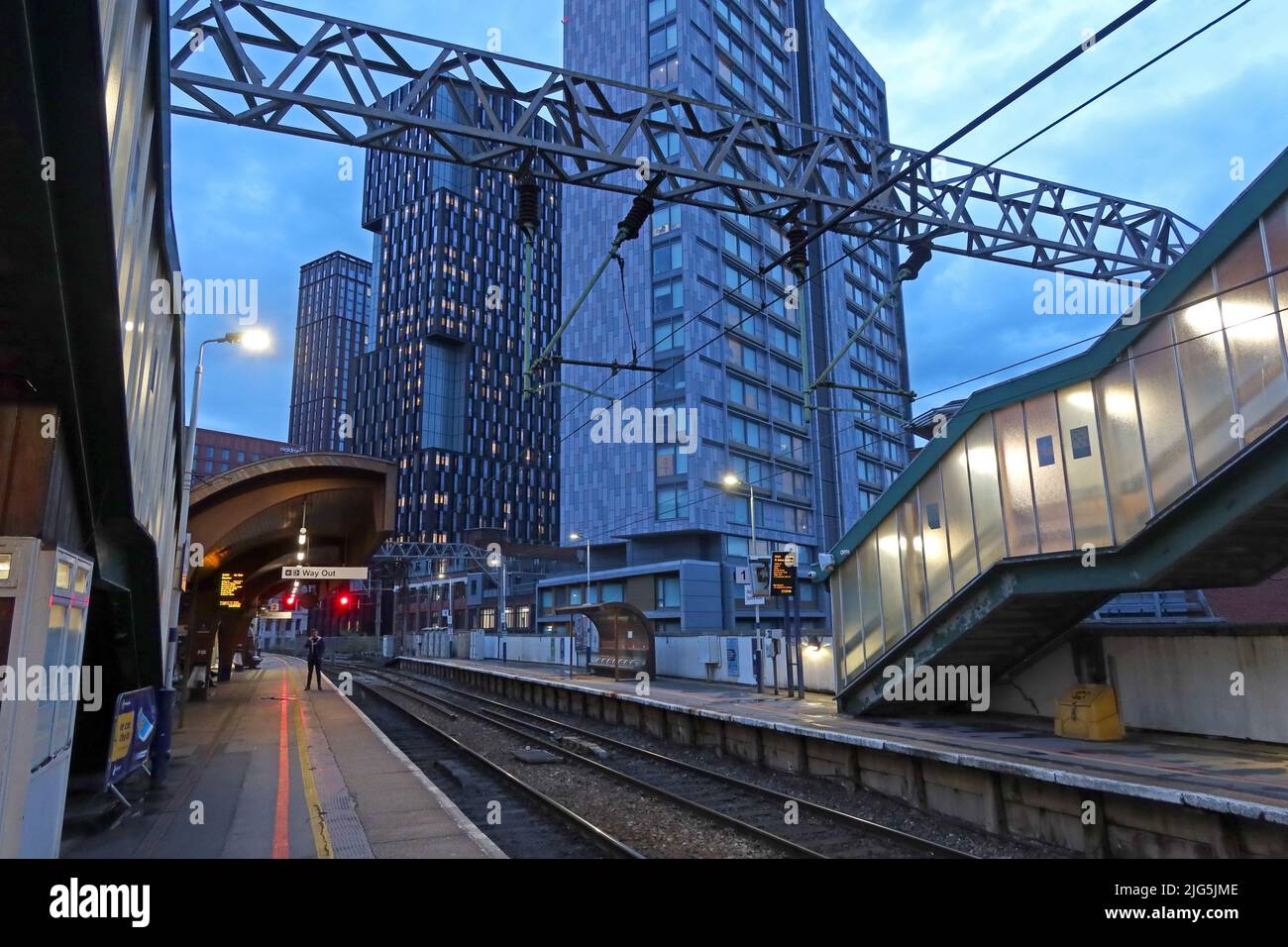 Unite Students Unterkunft, von der Manchester Oxford Road Station in der Dämmerung, Manchester, England, Großbritannien, M1 6FU Stockfoto