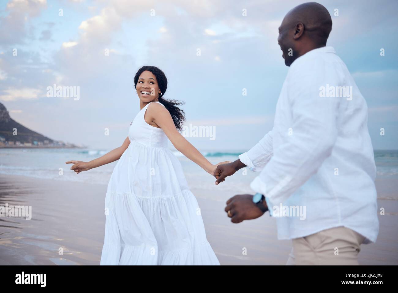 Weiter so. Aufnahme eines schönen Paares, das Zeit zusammen am Strand verbringt. Stockfoto