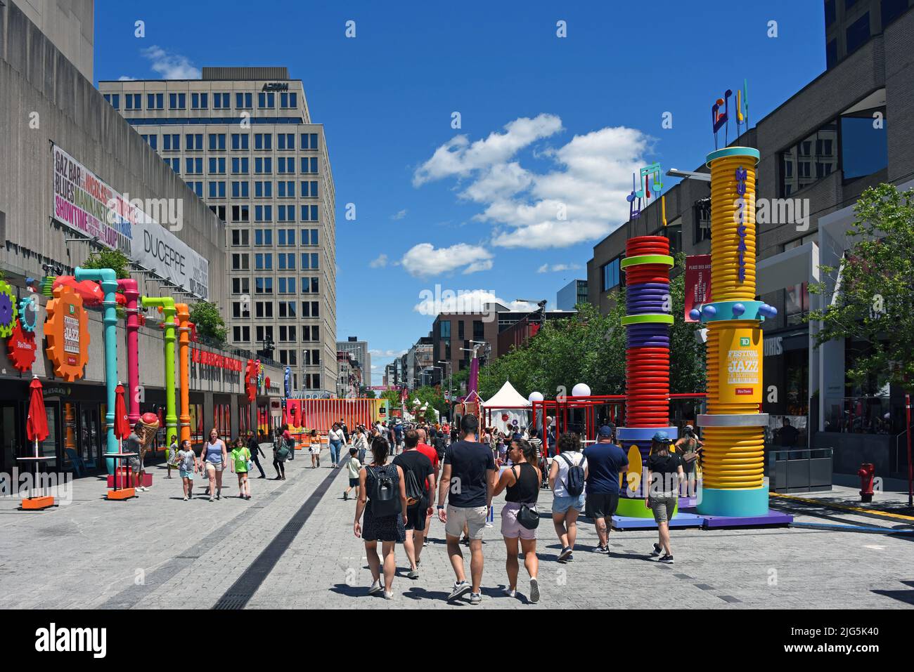 Montreal, Kanada - 3. Juli 2022: Gegend der Saint-Catherine Straße, wo das jährliche Montreal Jazz Festival stattfindet, mit unterhaltsamen Attraktionen für die Veranstaltung. Stockfoto