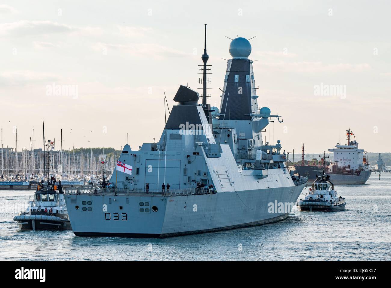 Die Royal Navy Luftverteidigungszerstörerin HMS Dauntless (D33) kehrte am Abend des 7.. Juli 2022 nach Seeversuchen nach Portsmouth, Großbritannien, zurück. Stockfoto