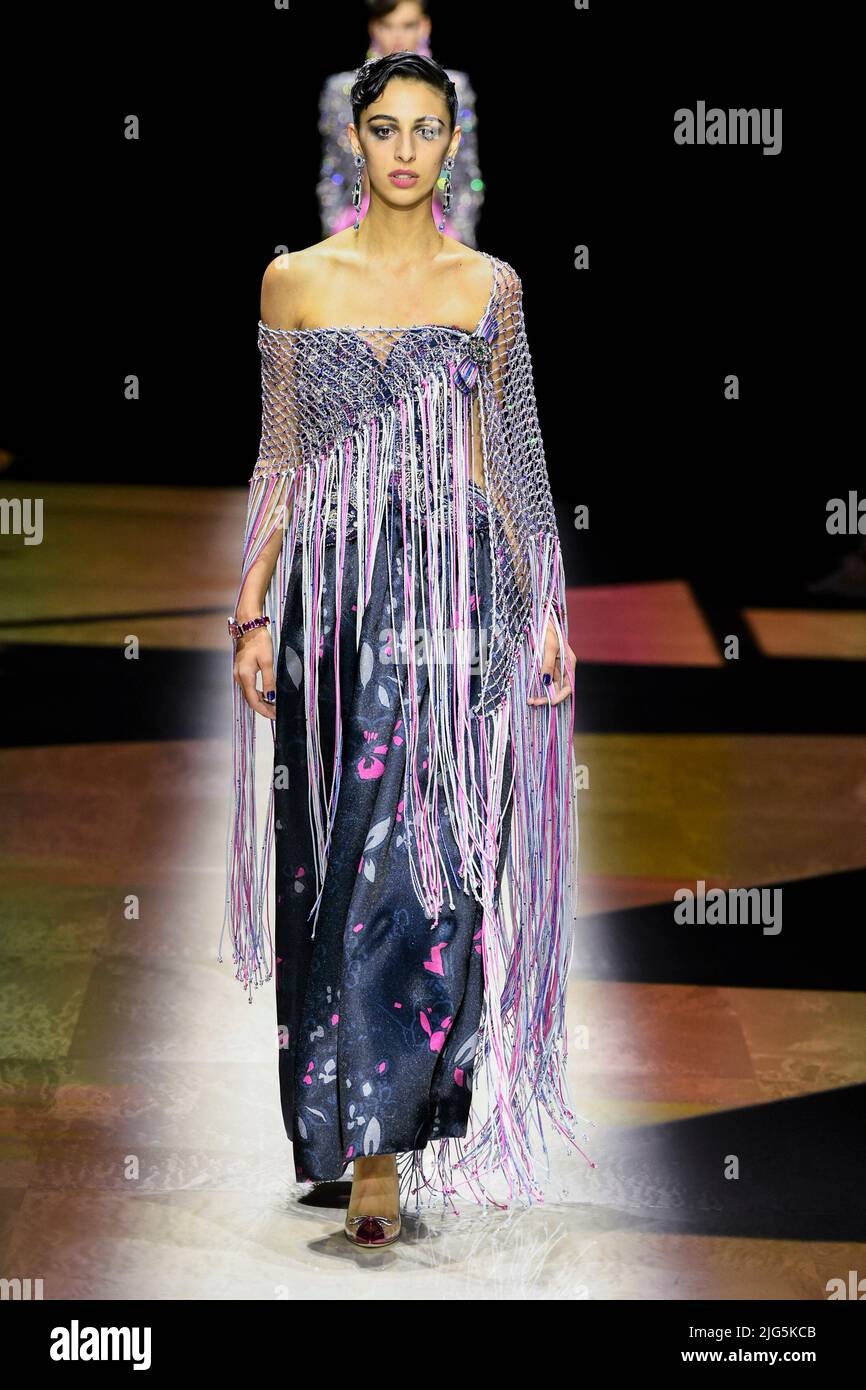 GIORGIO ARMANI PRIVE Haute Couture AW22-23 Start- und Landebahn während der Haute Couture Herbst-Winter 2022/23 am 2022. Juli - Paris, Frankreich. 05/07/2022 Stockfoto