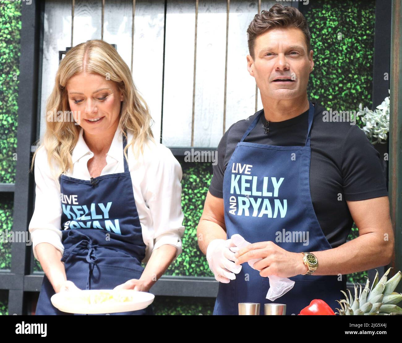 Kelly Ripa, Ryan Seacrest kochen live mit Kelly & Ryan in Live ...