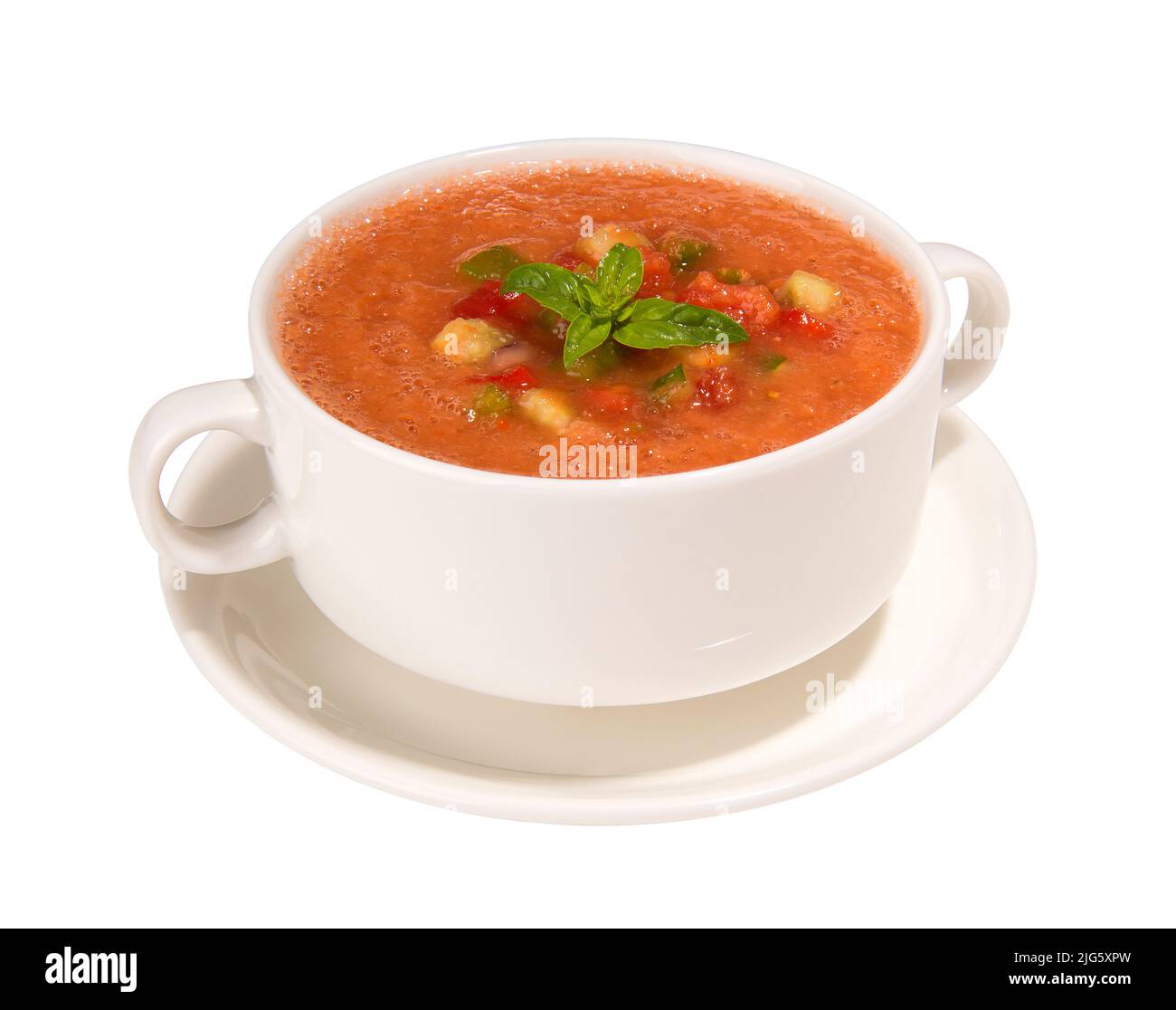 Traditionelle spanische kalte Gazpacho-Suppe in Brühtassen und Untertasse isoliert auf weißem Hintergrund Stockfoto