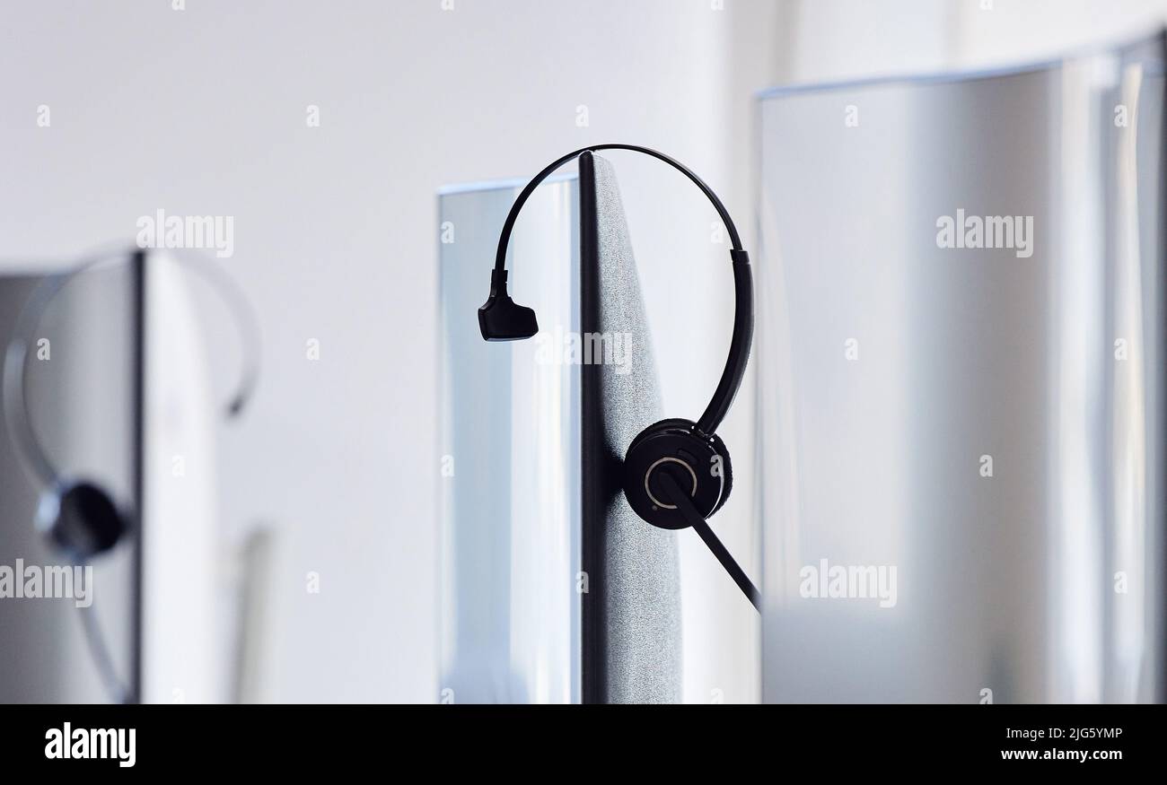 Wir sind derzeit nicht verfügbar. Versuchen Sie es später erneut. Nahaufnahme eines Headsets, das sich auf einem Computermonitor in einem Callcenter befindet. Stockfoto