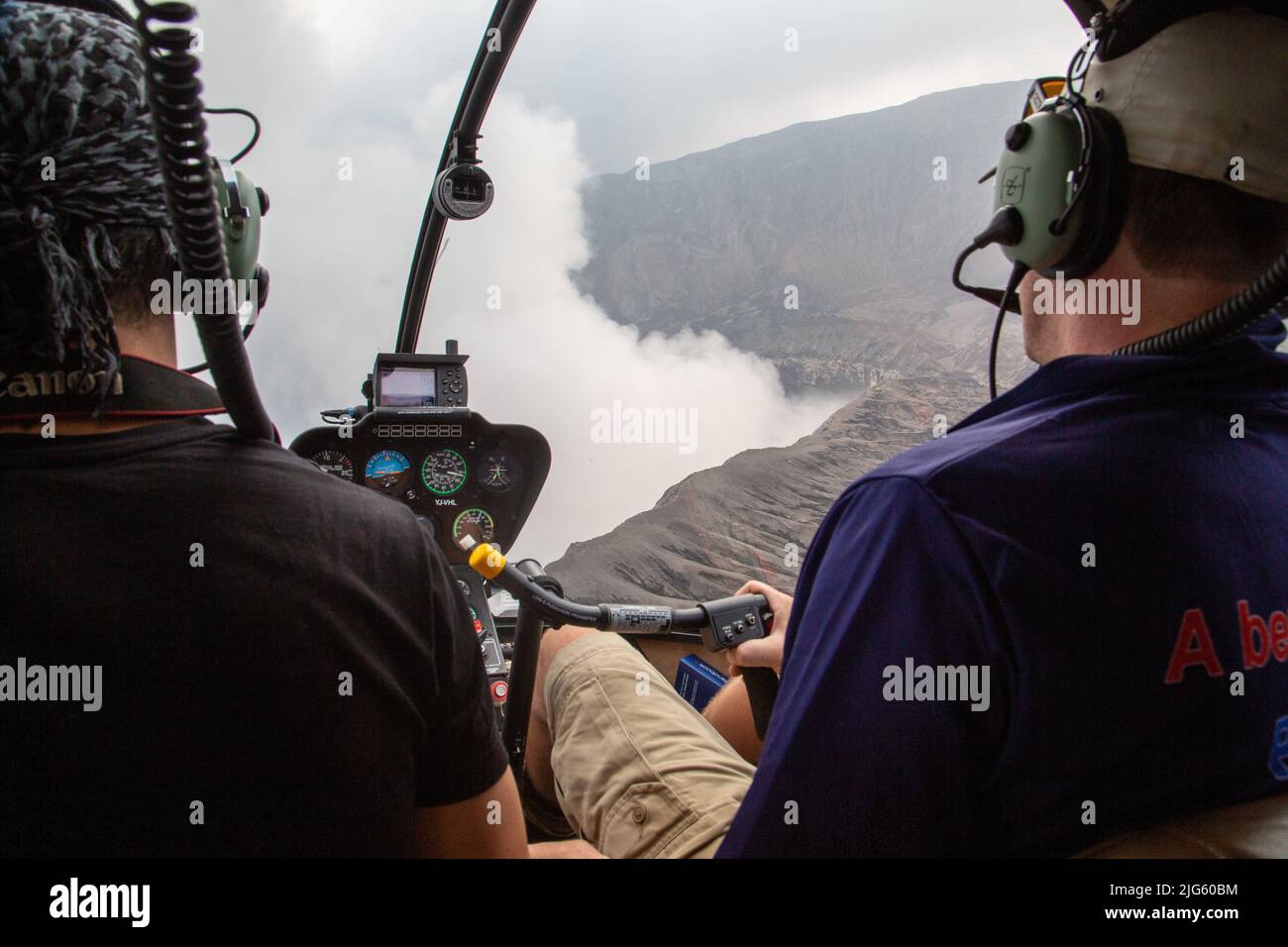 Bei einer Expedition zum Marum Lavasee auf der Insel Ambrym in Vanuatu wird ein Hubschrauber in der Nähe des Krater-Randes eines aktiven Vulkans geflogen. Stockfoto