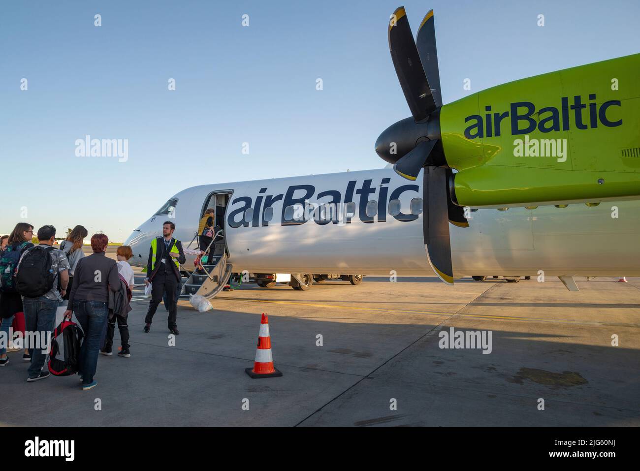 PRAG, TSCHECHISCHE REPUBLIK - 30. APRIL 2018: Passagiere, die mit Flugzeugen von Bombardier DHC-8-Q400 NextGen der Air Baltic Airline einsteigen. Flughafen Vaclav Havel Stockfoto