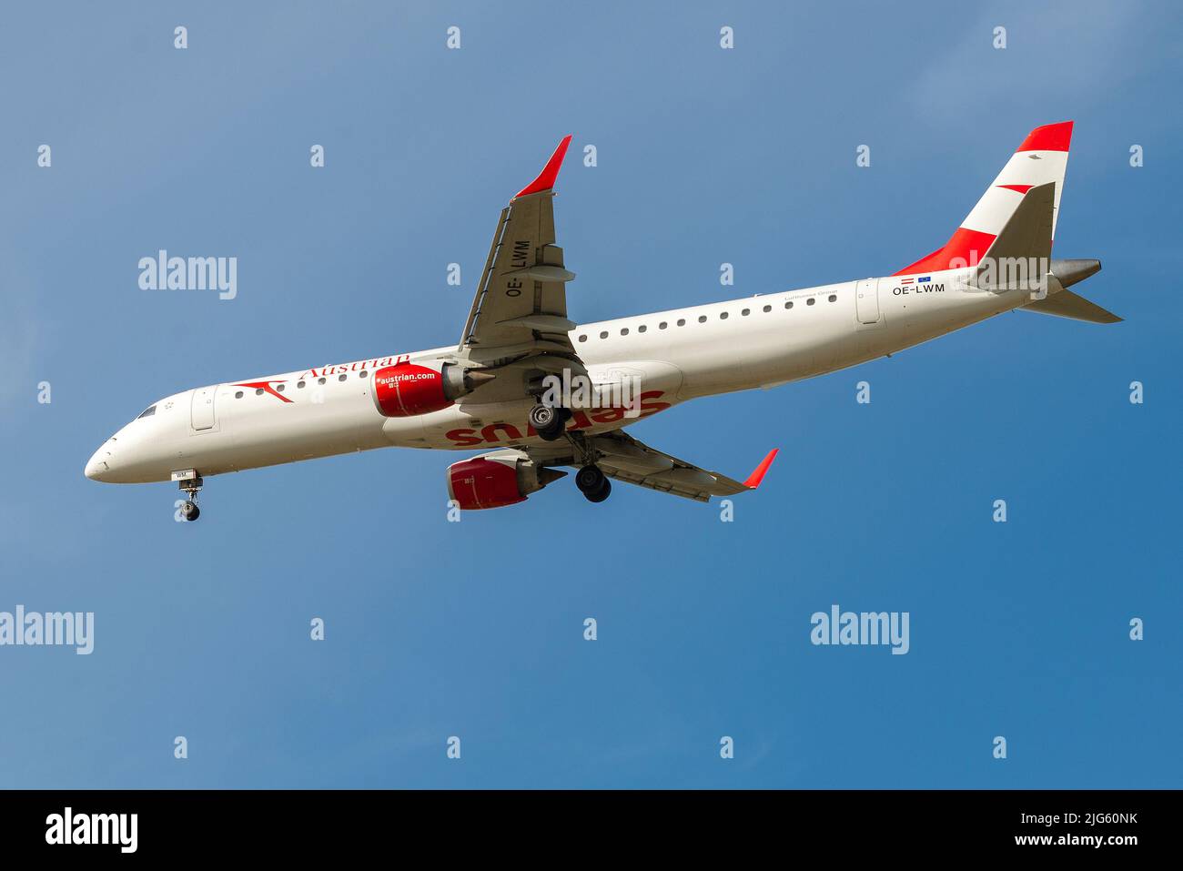 SANKT PETERSBURG, RUSSLAND - 08. MAI 2018: Embraer ERJ-195LR (OE-LWM) der Austrian Airlines auf dem Gleitschirm an einem sonnigen Tag Stockfoto
