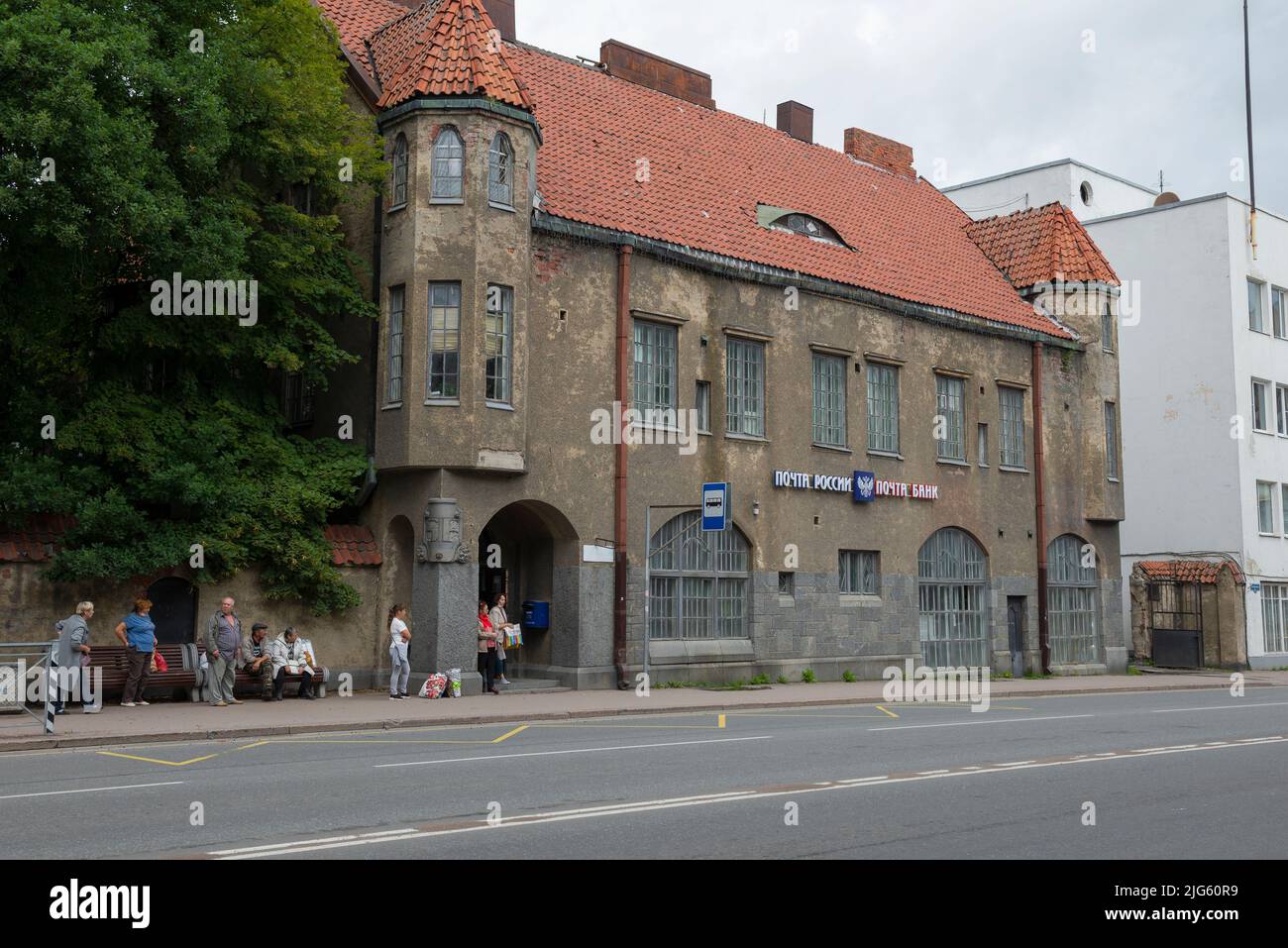 SORTAVALA, RUSSLAND - 15. AUGUST 2020: Blick auf das alte Postgebäude (Gebäude der Vereinigten Bank der nordischen Länder, 1913) auf eine trübe Augu Stockfoto