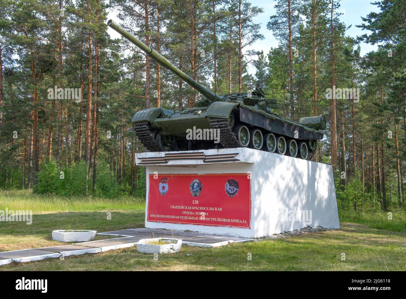 KAMENKA, RUSSLAND - 02. JULI 2022: Sowjetischer Panzer T-80 auf dem Sockel. Gedenkschild an der Basis der motorisierten Schützenbrigade 138.. Leningrader Regi Stockfoto