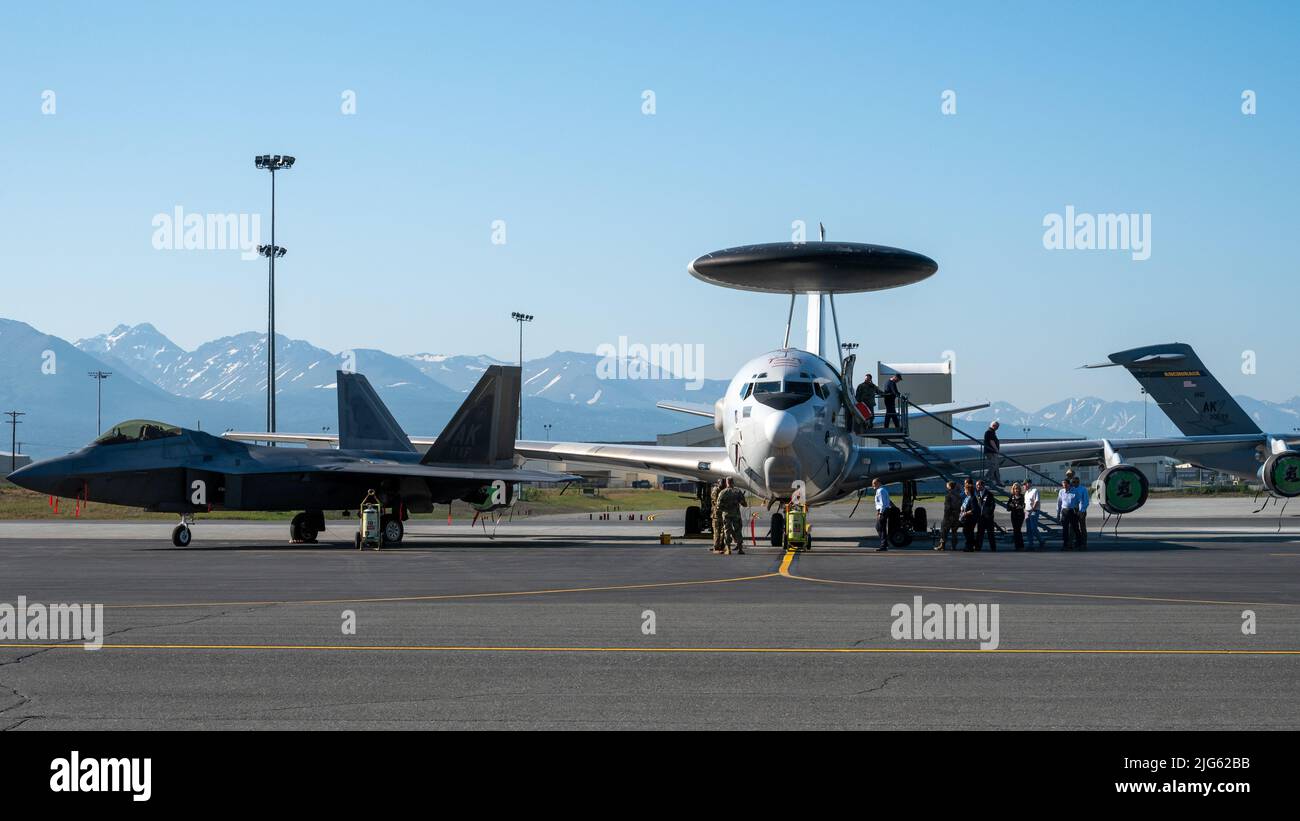 Während der DAF Civic Leader Tour auf der Joint Base Elmendorf-Richardson, Alaska, 22. Juni 2022, erhalten Führungskräfte der Luftwaffe eine Führung durch ein Luftwarn- und Kontrollsystem E-3 Sentry, das dem Luftkontrollgeschwader 962. zugewiesen wurde. Das Radar des Flugzeugs hat eine Reichweite von mehr als 200 Meilen für Tiefflieger und weiter für Luft- und Raumfahrtfahrzeuge, die in mittleren bis großen Höhen fliegen. (USA Luftwaffe Foto von Airman 1. Class Andrew Britten) Stockfoto