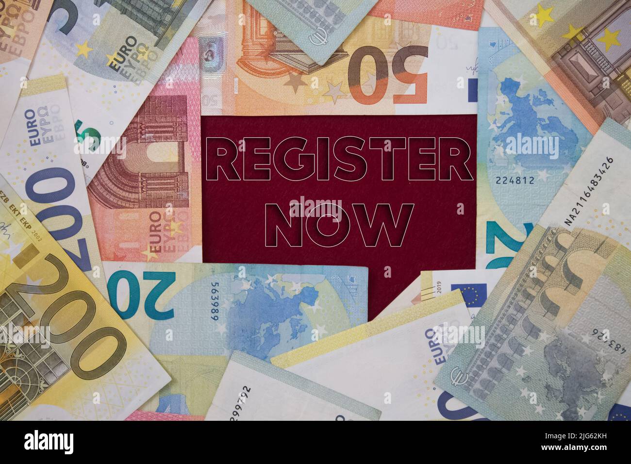 Jetzt registrieren Wort mit Geld. Papierwährung Hintergrund mit verschiedenen Banknoten. Stockfoto