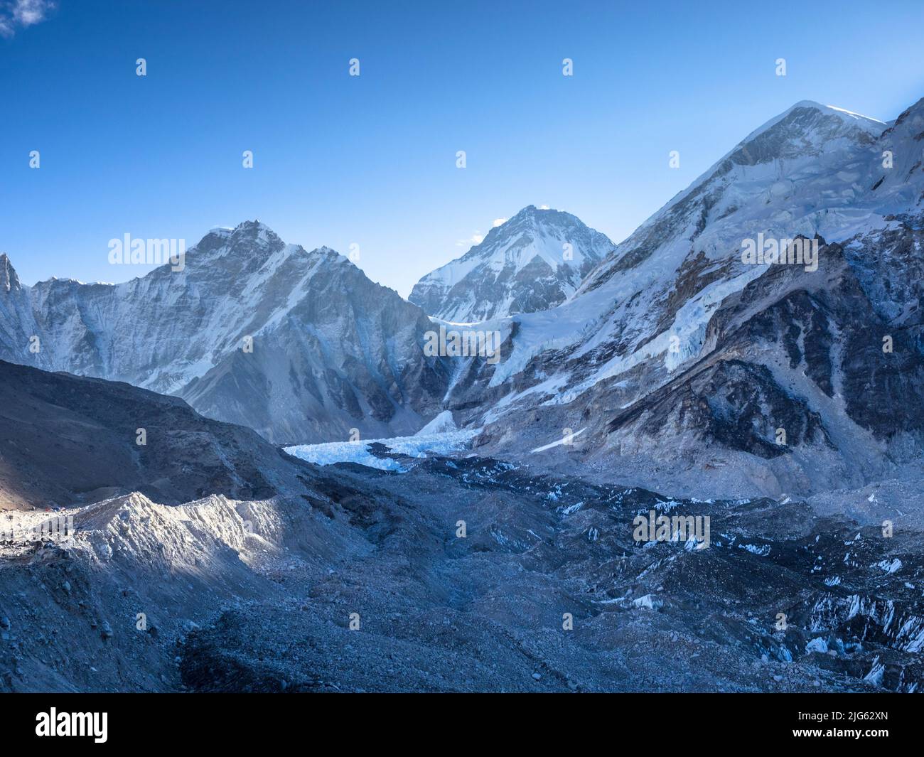 Khumbutse (6636m) (l), Changtse (7543m) (m) und die Westschulter (r) von der Moräne über dem Khumbu-Gletscher. Stockfoto