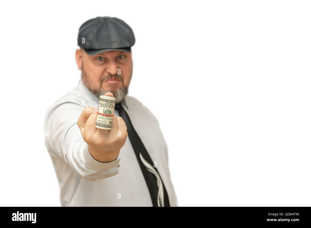 Ein Mann zeigt den Mittelfinger, auf dem Dollar in einen Schlauch gerollt werden. Geste - Sie erhalten kein Geld. Stockfoto