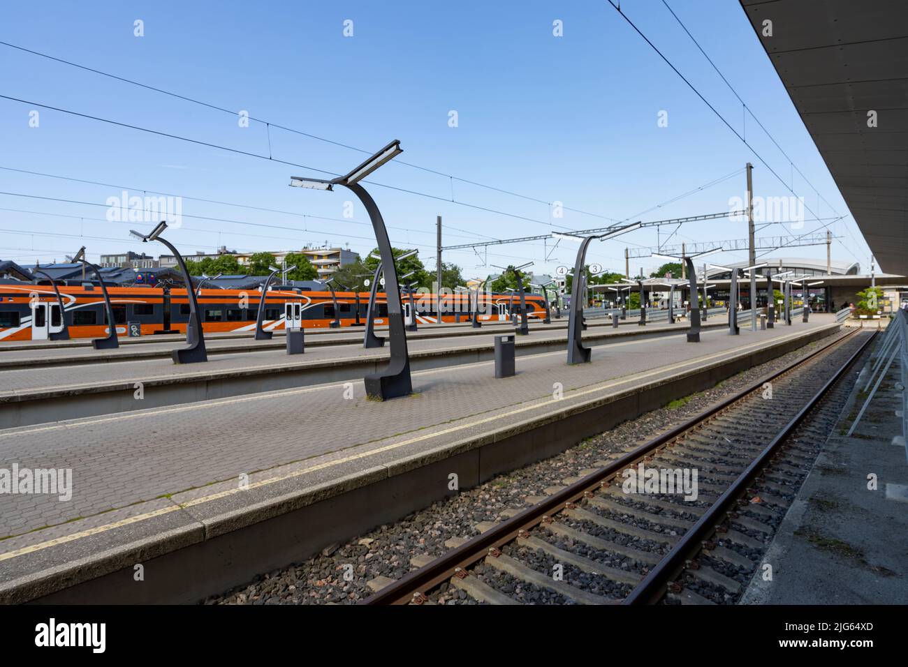 Tallinn, Estland. Juli 2022. Blick auf die Bahnsteige im Bahnhof in der Innenstadt Stockfoto