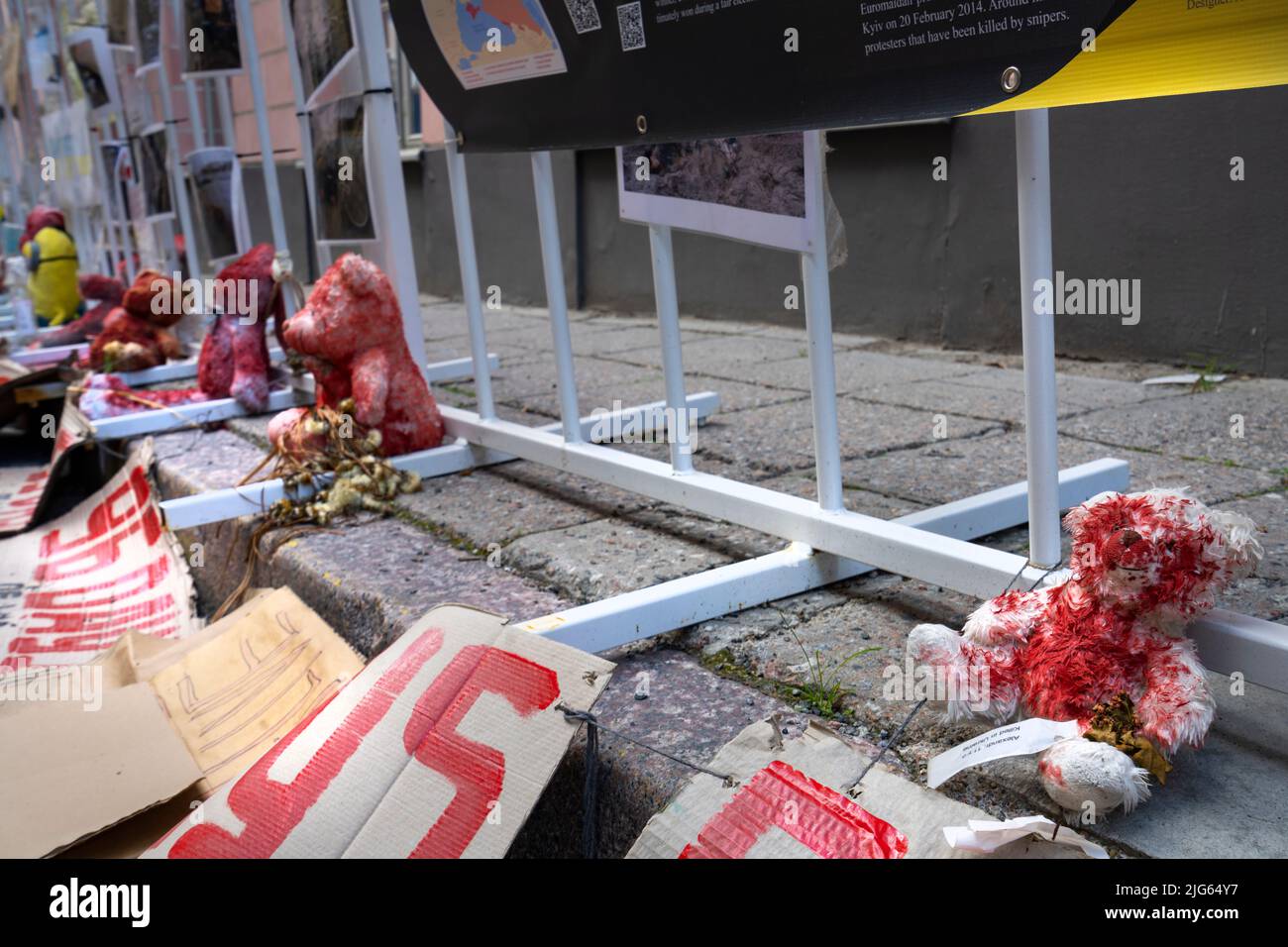 Tallinn, Estland. Juli 2022. Protestplakate gegen den russischen Einmarsch in die Ukraine vor der russischen Botschaft in Tallinn. Stockfoto