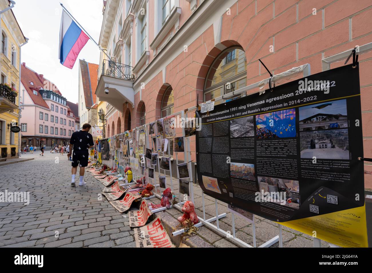 Tallinn, Estland. Juli 2022. Protestplakate gegen den russischen Einmarsch in die Ukraine vor der russischen Botschaft in Tallinn. Stockfoto