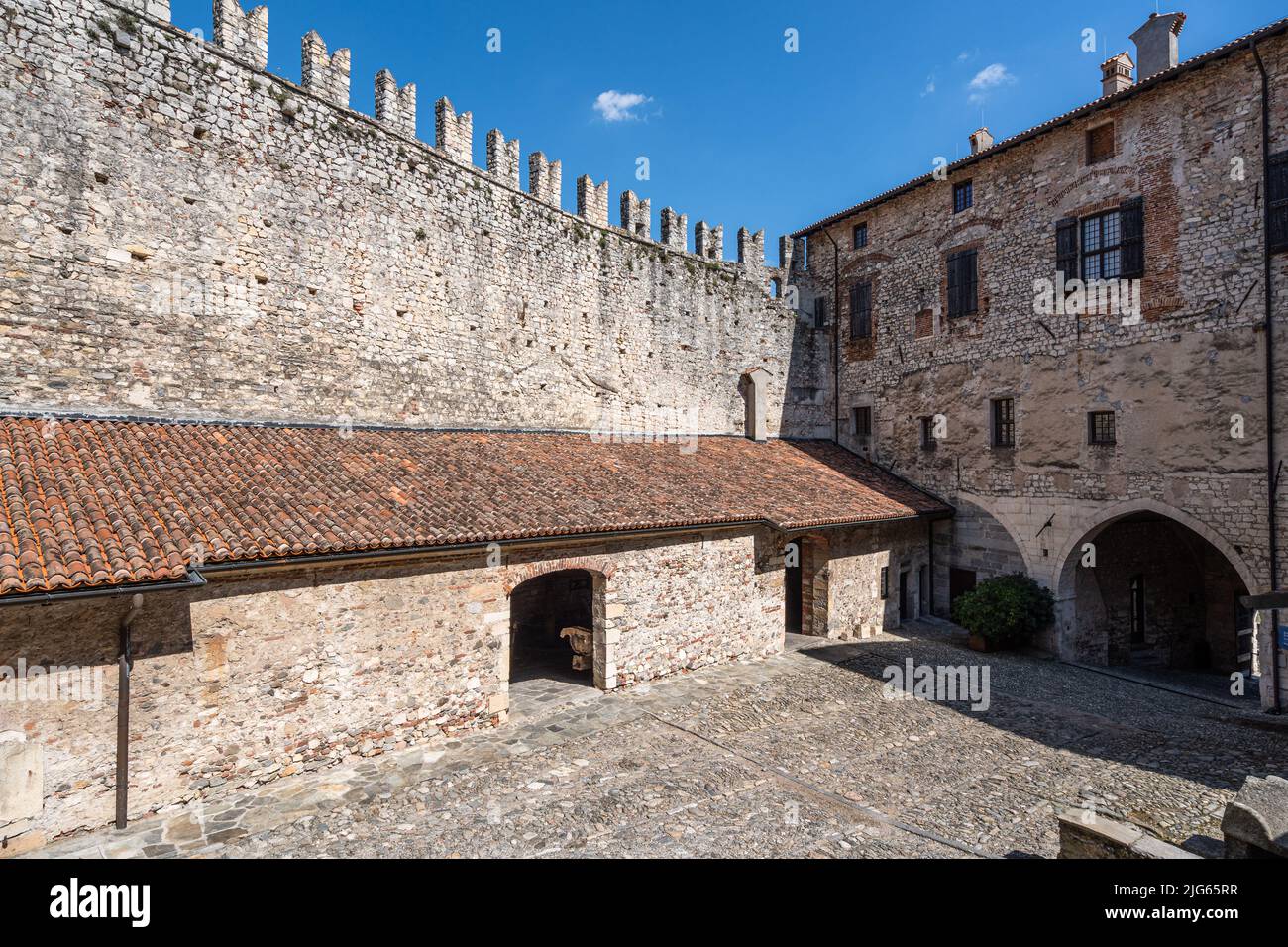 Innenhof von Rocca Borromea di Angera, eine mittelalterliche Burg am Ufer des Lago Maggiore, Lombardei, Italien Stockfoto