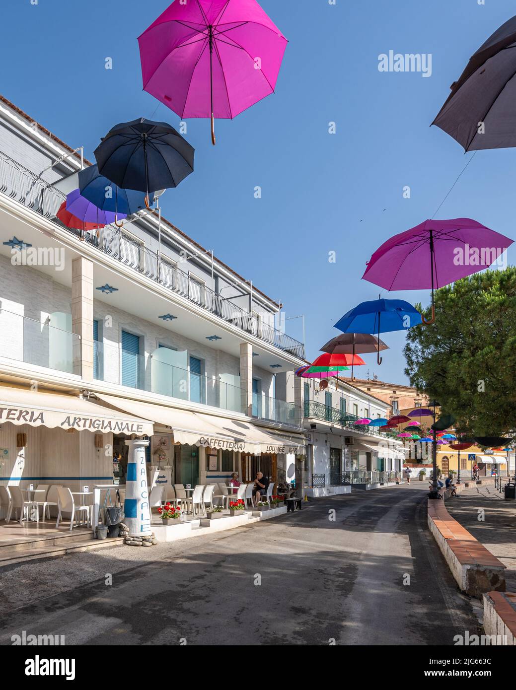 Marina di Camerota, Kampanien, Italien, Juni 2022 - die Uferpromenade von Marina di Camerota mit bunten schwimmenden Sonnenschirmen, ein beliebter Sommertouristenort Stockfoto