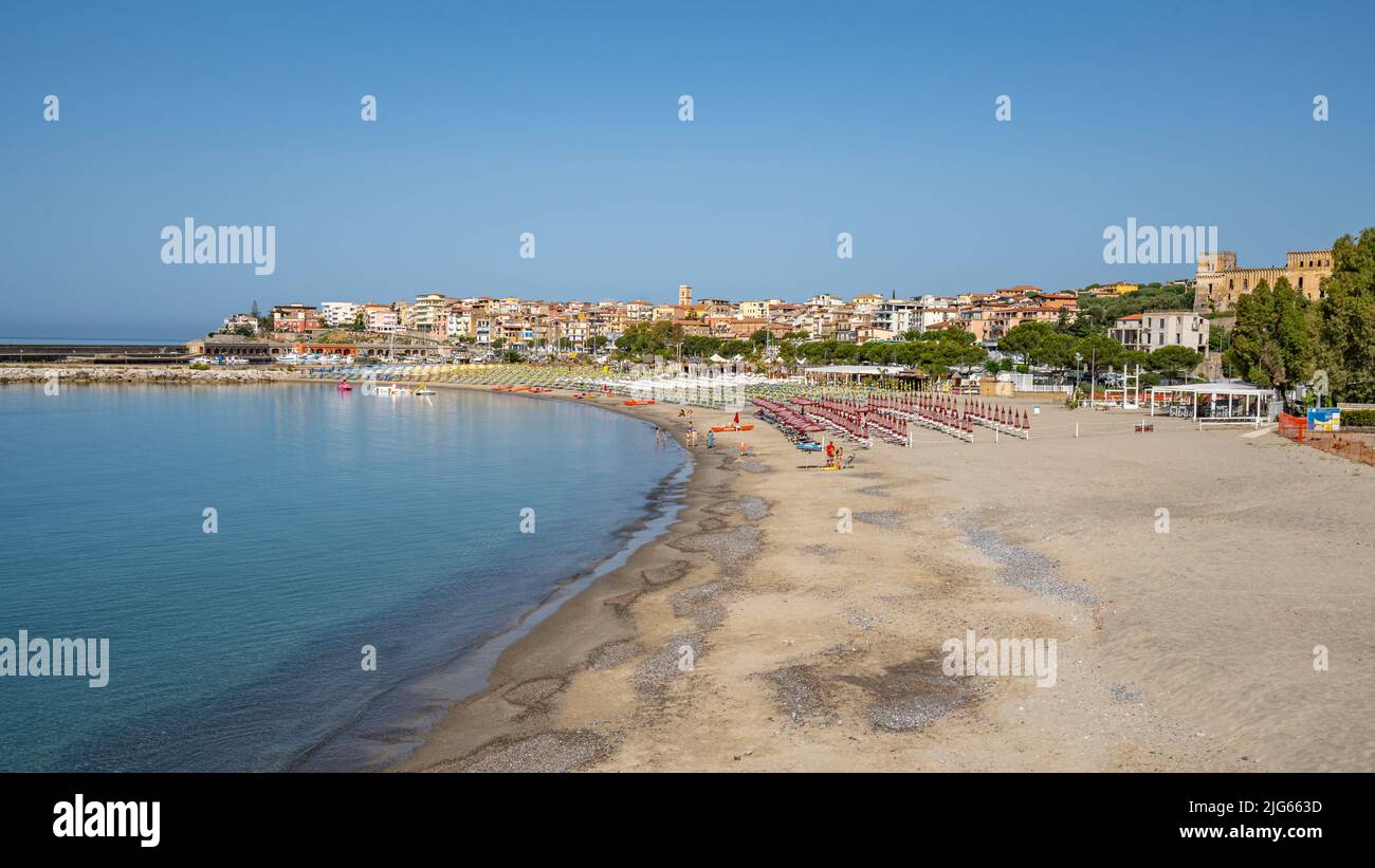 Der Strand von Lentiscelle von Marina di Camerota, einem kleinen Ferienort an der Küste des Cilento, Kampanien, Italien Stockfoto