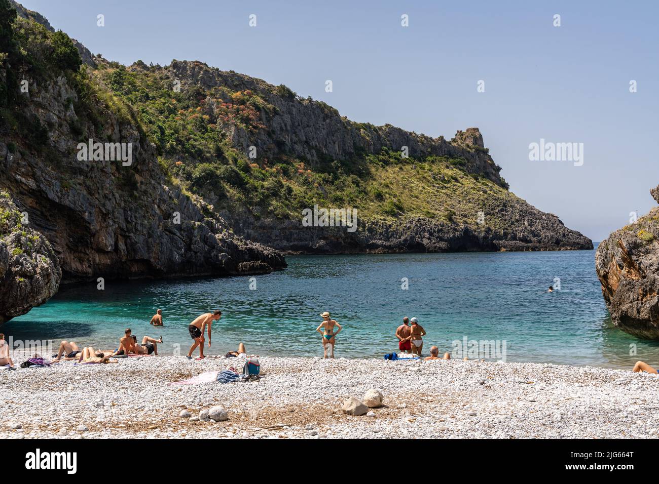 Blick auf den Strand Cala Bianca im Nationalpark Cilento, einem der schönsten Strände Italiens. Marina di Camerota, Kampanien, Italien, Juni 2022 Stockfoto