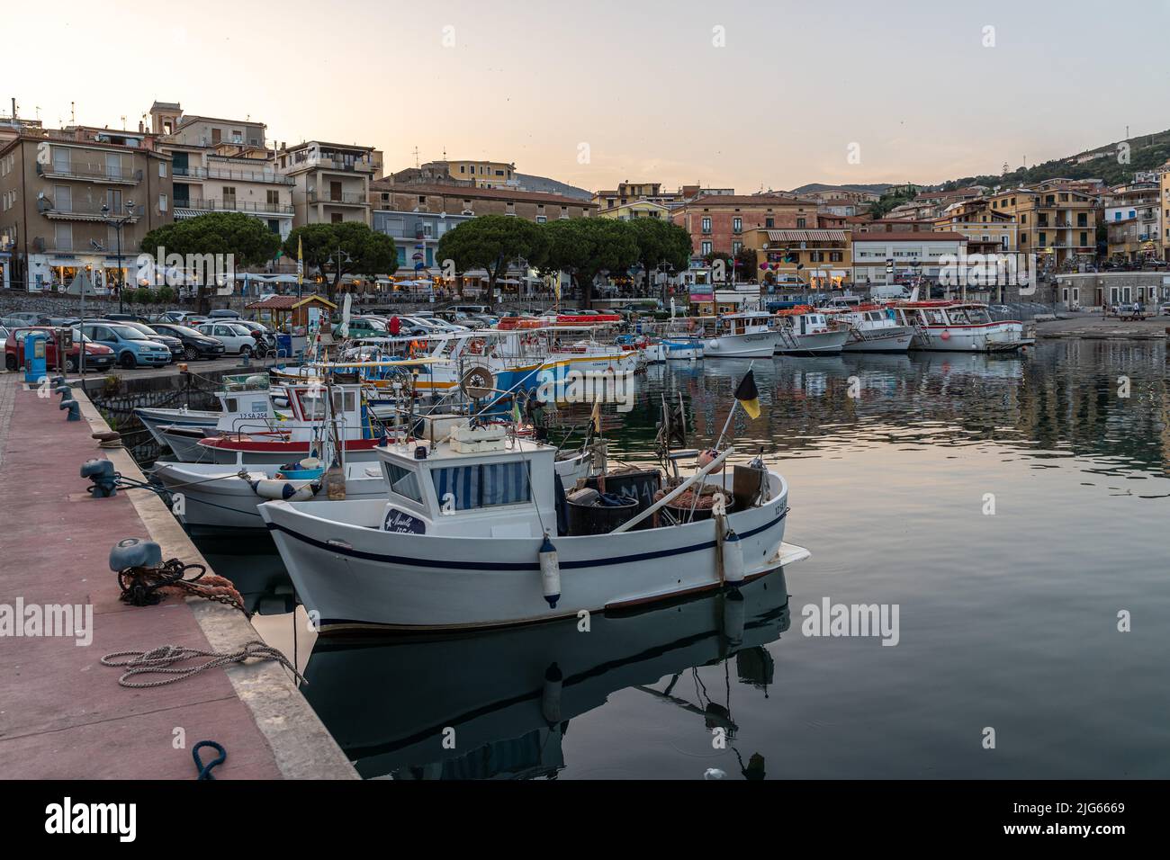 Fischerboot im Hafen Marina di Camerota bei Sonnenuntergang, Kampanien, Italien Stockfoto